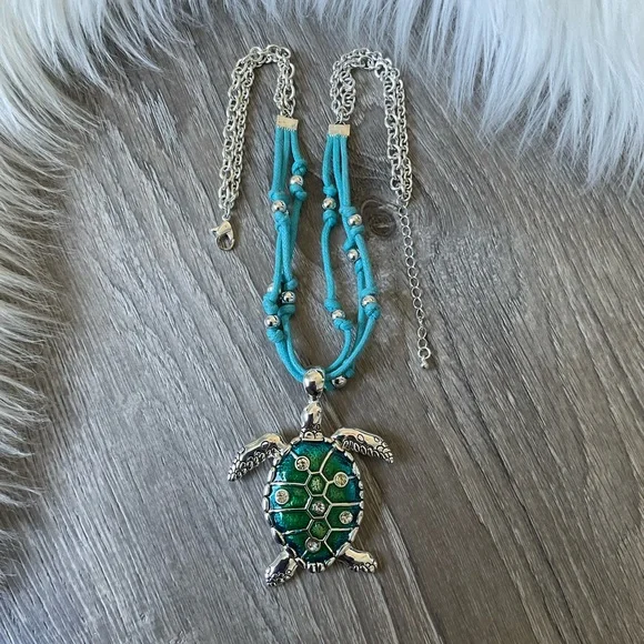 Women’s Fashion Jewelry Turtle 🐢Pendant Necklace - Picture 3 of 3